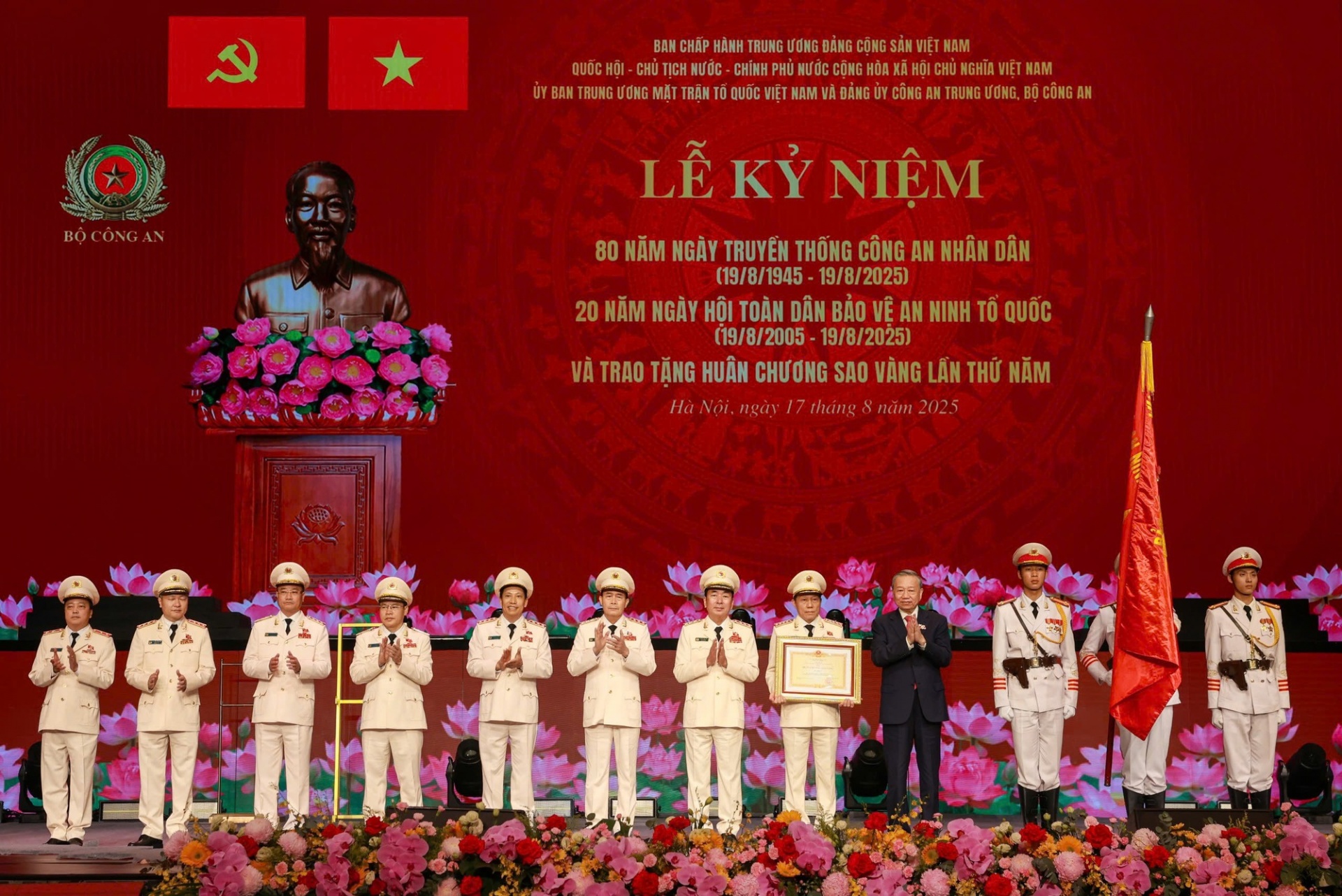 Tổng Bí thư trao Huân chương Sao vàng lần thứ 5 tặng lực lượng CAND - Ảnh: VGP Tổng Bí thư trao Huân chương Sao vàng lần thứ 5 tặng lực lượng CAND - Ảnh: VGP