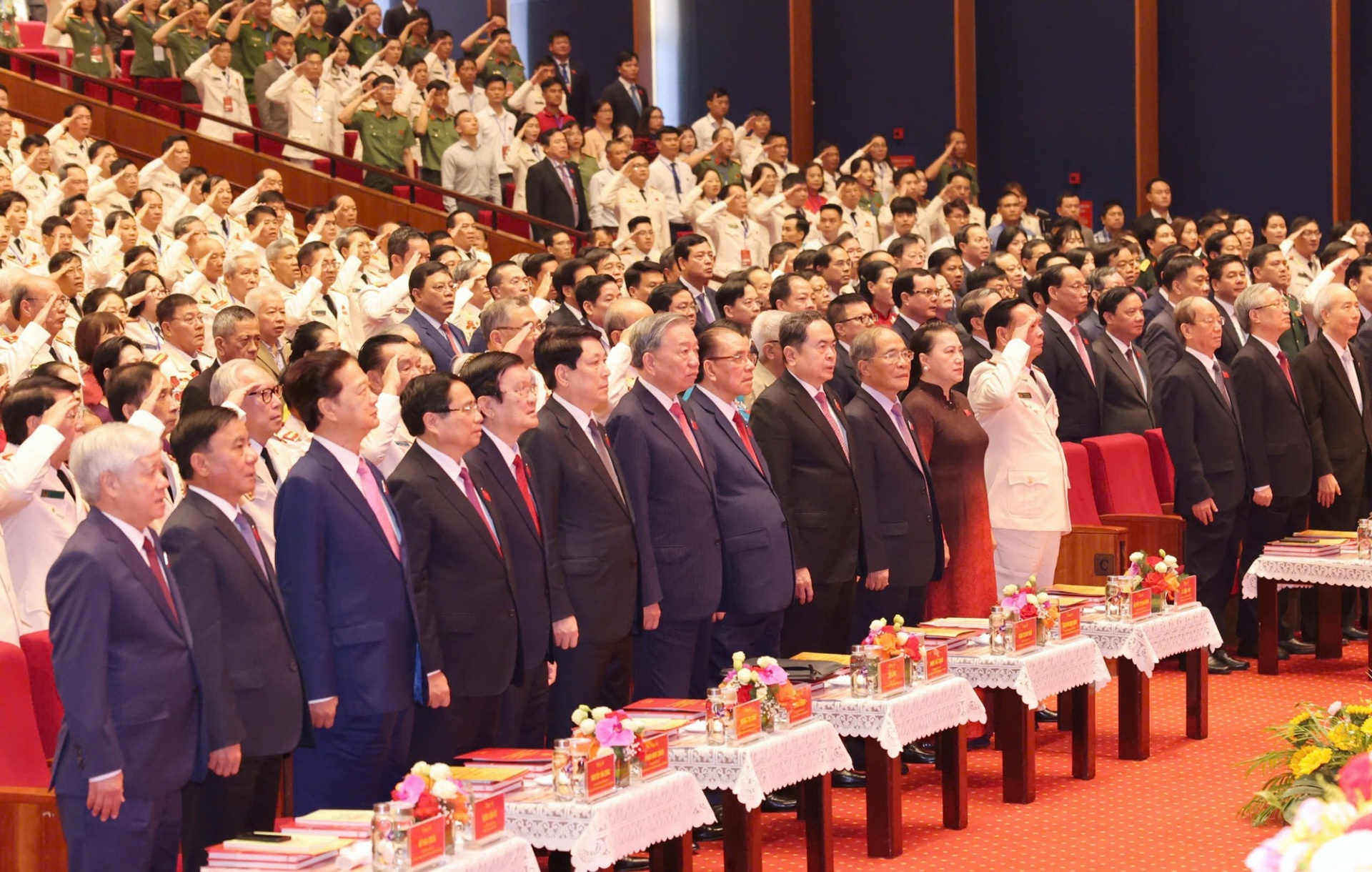 Các đồng chí lãnh đạo, nguyên lãnh đạo Đảng, Nhà nước, cùng các đại biểu thực hiện nghi thức chào cờ - Ảnh: VGP Các đồng chí lãnh đạo, nguyên lãnh đạo Đảng, Nhà nước, cùng các đại biểu thực hiện nghi thức chào cờ - Ảnh: VGP