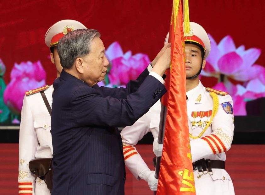 Tổng Bí thư Tô Lâm trao Huân chương Sao vàng lần thứ 5 tặng lực lượng CAND - Ảnh: VGP Tổng Bí thư Tô Lâm trao Huân chương Sao vàng lần thứ 5 tặng lực lượng CAND - Ảnh: VGP