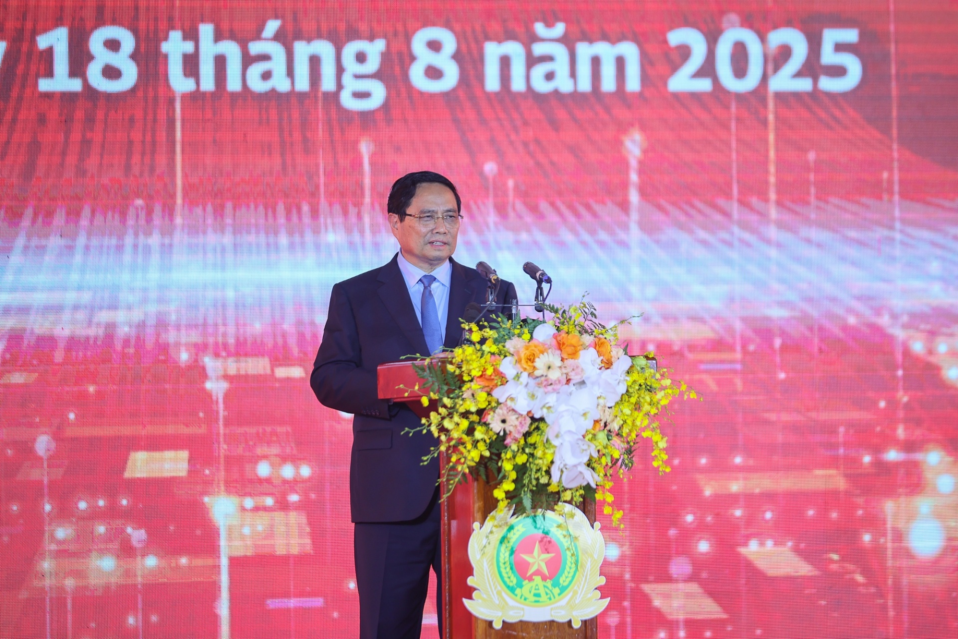 Thủ tướng giao các nhiệm vụ cụ thể về đề xuất cấp có thẩm quyền ban hành chế độ chính sách với đội ngũ nhân lực, đào tạo cán bộ, bảo đảm kinh phí hoạt động và về tiêu chuẩn, quy chuẩn kỹ thuật của Trung tâm Dữ liệu quốc gia, về hợp tác quốc tế - Ảnh: VGP Thủ tướng giao các nhiệm vụ cụ thể về đề xuất cấp có thẩm quyền ban hành chế độ chính sách với đội ngũ nhân lực, đào tạo cán bộ, bảo đảm kinh phí hoạt động và về tiêu chuẩn, quy chuẩn kỹ thuật của Trung tâm Dữ liệu quốc gia, về hợp tác quốc tế - Ảnh: VGP