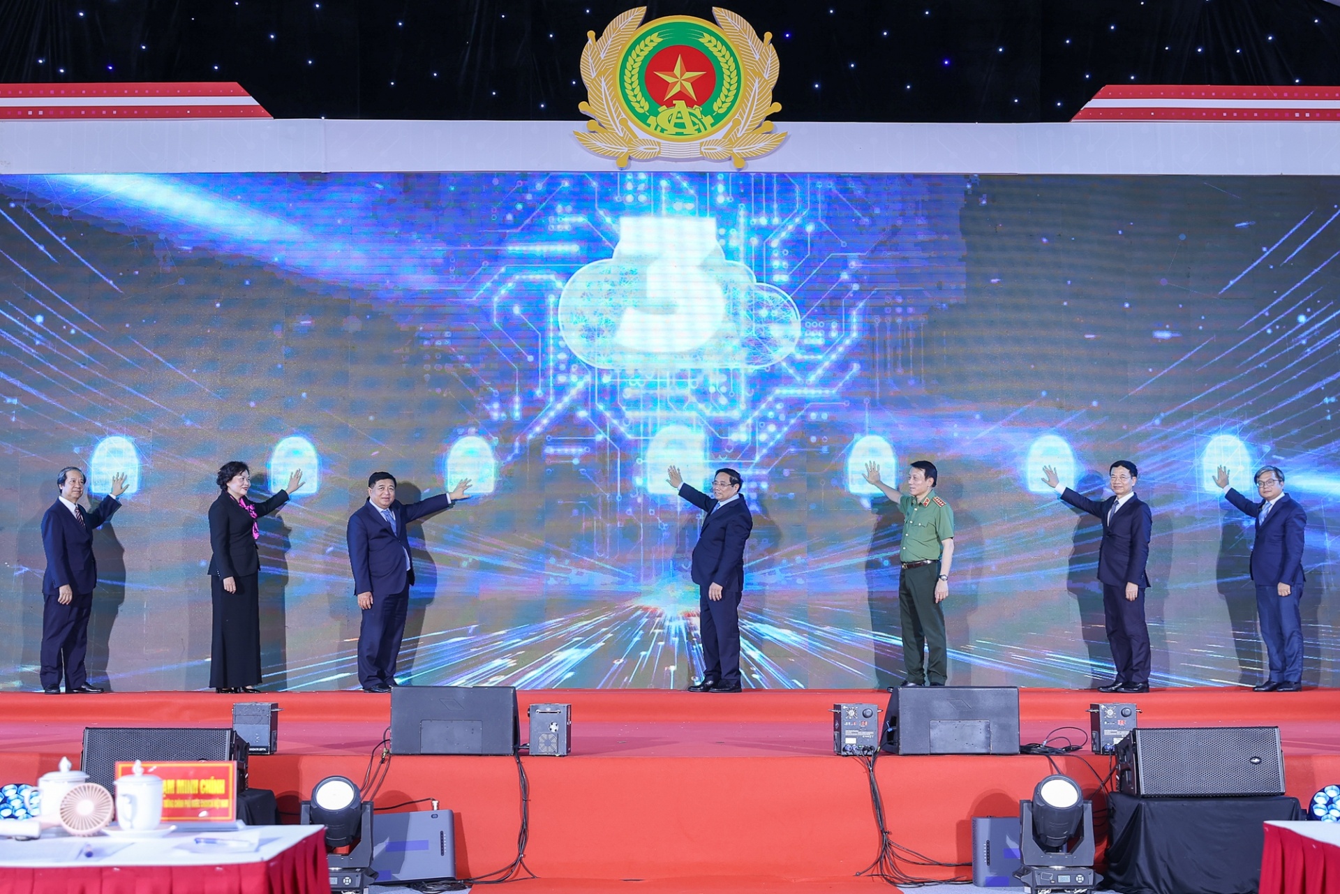 Thủ tướng và các đại biểu ấn nút khai trương Trung tâm dữ liệu quốc gia số 1 - Ảnh: VGP Thủ tướng và các đại biểu ấn nút khai trương Trung tâm dữ liệu quốc gia số 1 - Ảnh: VGP