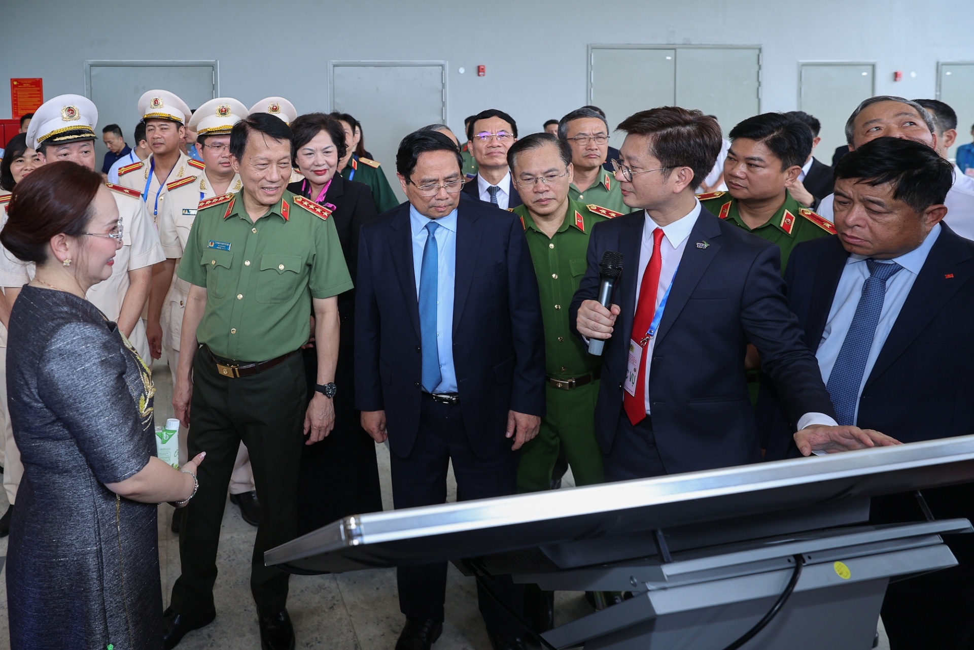 Thủ tướng Chính phủ và các đại biểu nghe giới thiệu về 21 nền tảng, sản phẩm số, tiện ích cốt lõi được phát triển để hướng tại xây dựng Thủ tướng: Trình cơ chế đột phá trong sáng tạo, khai thác dữ liệu trở thành trung tâm của nền kinh tế