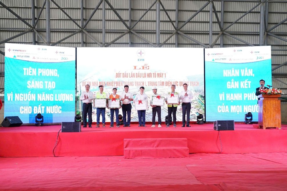 EVN thực hiện thành công đốt dầu lần đầu lò hơi tổ máy 1 Dự án Nhà máy Nhiệt điện Quảng Trạch I EVN thực hiện thành công đốt dầu lần đầu lò hơi tổ máy 1 Dự án Nhà máy Nhiệt điện Quảng Trạch I