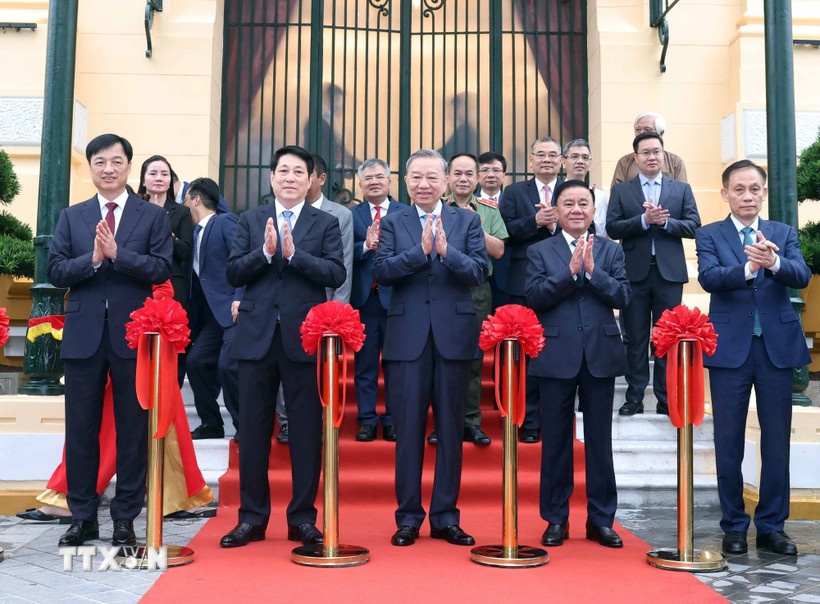 Tổng Bí thư Tô Lâm và Chủ tịch nước Lương Cường và các đại biểu thực hiện nghi thức bàn giao. (Ảnh: TTXVN) Tổng Bí thư Tô Lâm và Chủ tịch nước Lương Cường và các đại biểu thực hiện nghi thức bàn giao. (Ảnh: TTXVN)