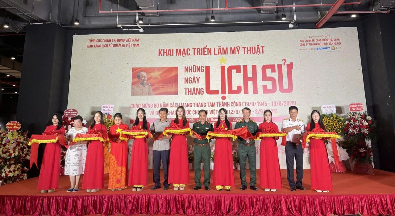 Các đại biểu căt băng khai mạc