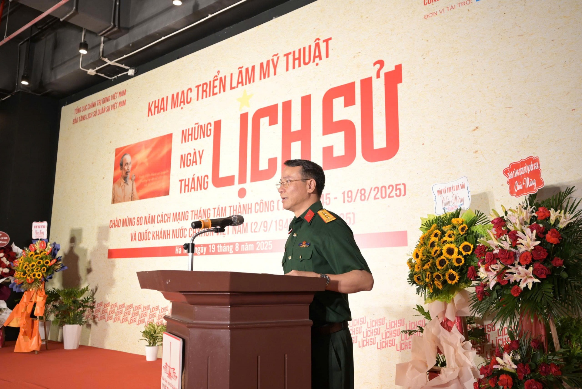 Đại tá Lê Vũ Huy – Giám đốc Bảo tàng Lịch sử Quân sự Việt Nam phát biểu khai mạc