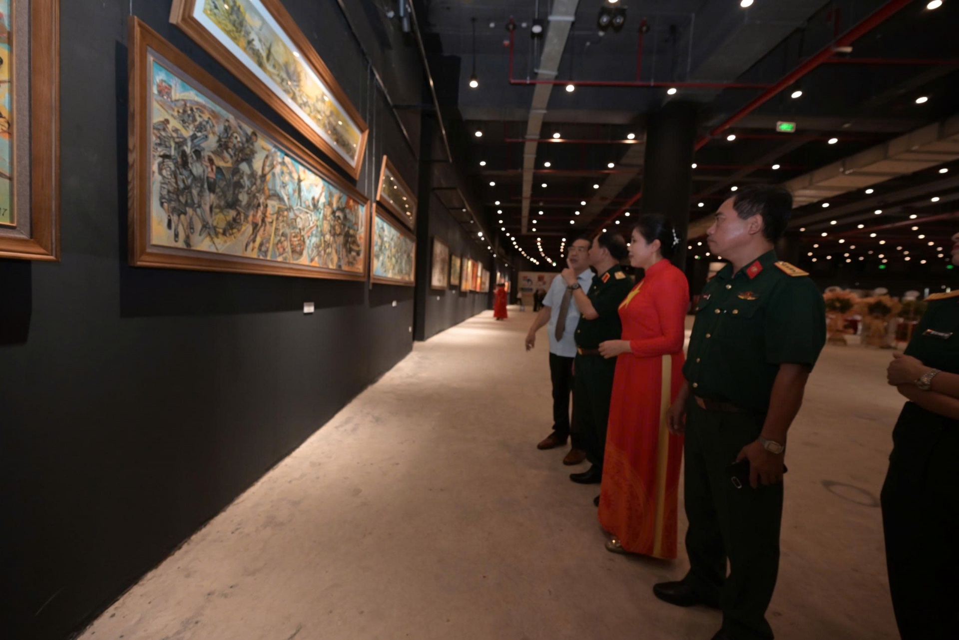 Các đại biểu tại khu vực tranh của họa sĩ Lê Huy Toàn 