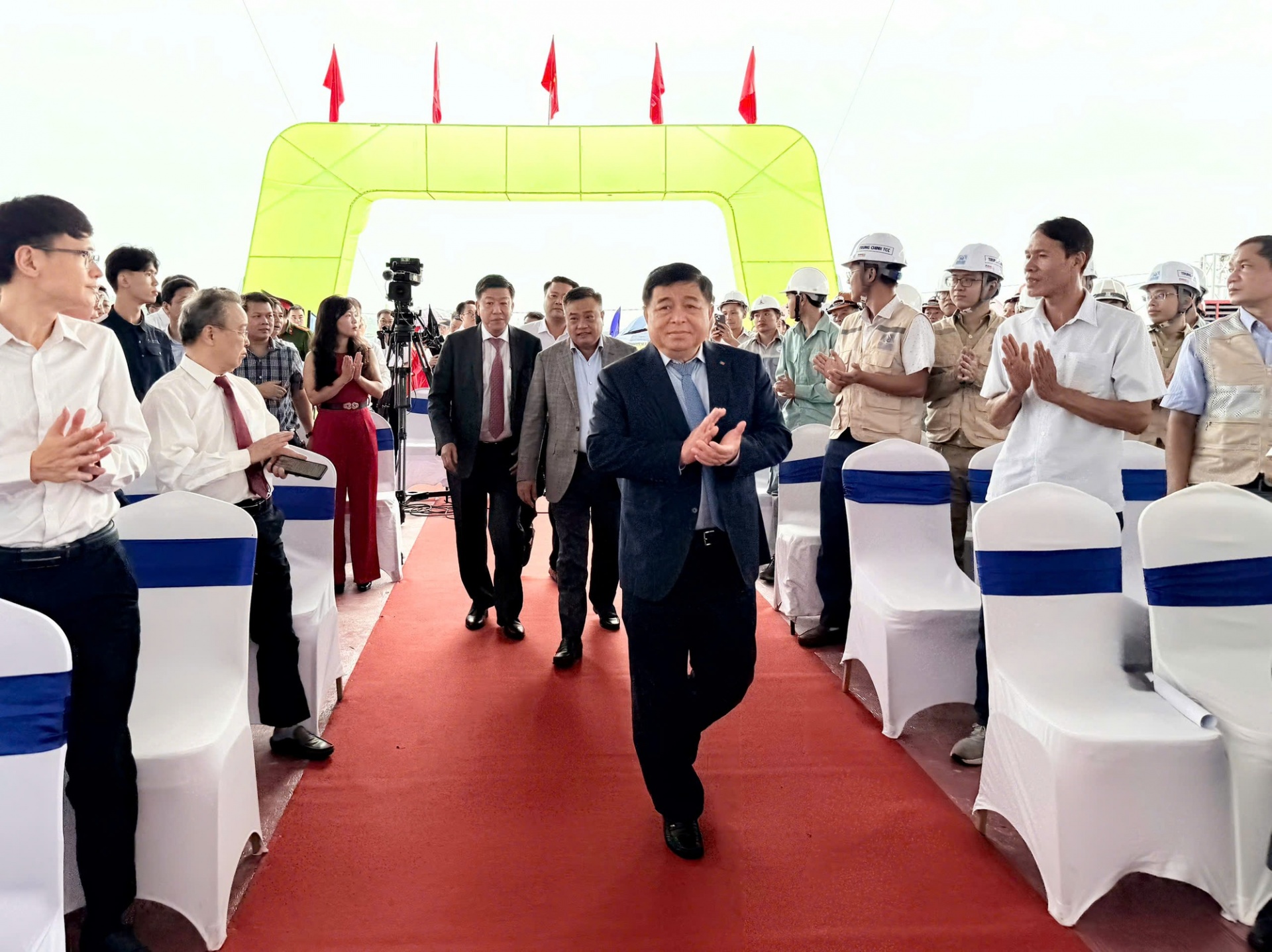 Phó Thủ tướng Chính phủ Nguyễn Chí Dũng dự Lễ khởi công cầu Ngọc Hồi và đường dẫn hai đầu cầu, công trình trọng điểm nối thủ đô Hà Nội với tỉnh Hưng Yên - Ảnh: VGP Phó Thủ tướng Chính phủ Nguyễn Chí Dũng dự Lễ khởi công cầu Ngọc Hồi và đường dẫn hai đầu cầu, công trình trọng điểm nối thủ đô Hà Nội với tỉnh Hưng Yên - Ảnh: VGP