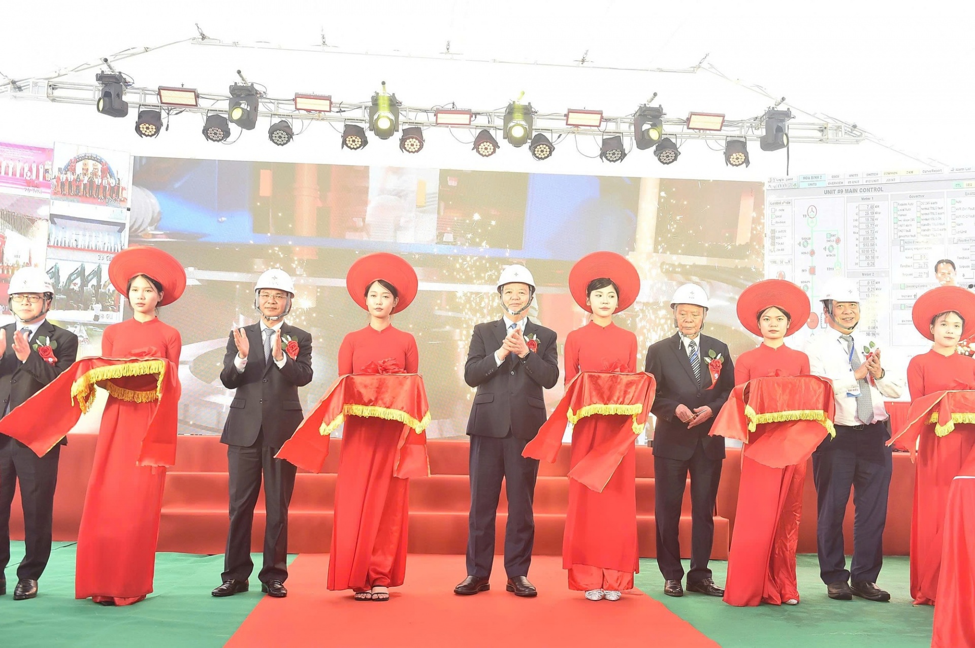 Phó Thủ tướng Mai Văn Chính cắt băng khánh thành, phát điện Tổ máy số 1, Dự án Nhà máy Thủy điện Hòa Bình mở rộng - Ảnh: VGP Phó Thủ tướng Mai Văn Chính cắt băng khánh thành, phát điện Tổ máy số 1, Dự án Nhà máy Thủy điện Hòa Bình mở rộng - Ảnh: VGP