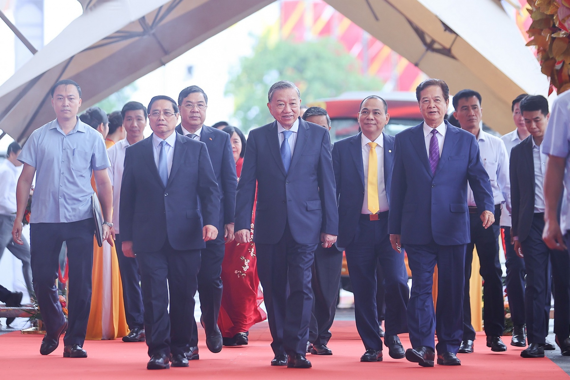 Tổng Bí thư Tô Lâm, Thủ tướng Chính phủ Phạm Minh Chính, nguyên Thủ tướng Chính phủ Nguyễn Tấn Dũng cùng các đại biểu tới dự lễ khởi công, khánh thành 250 công trình - Ảnh: VGP Tổng Bí thư Tô Lâm, Thủ tướng Chính phủ Phạm Minh Chính, nguyên Thủ tướng Chính phủ Nguyễn Tấn Dũng cùng các đại biểu tới dự lễ khởi công, khánh thành 250 công trình - Ảnh: VGP