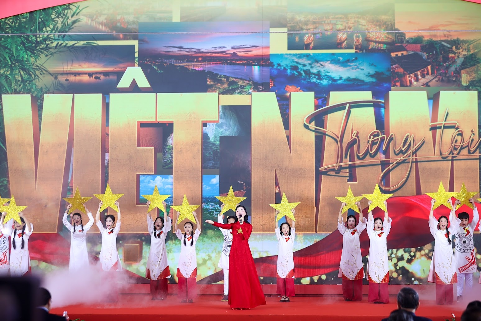 Tiết mục văn nghệ chào mừng tại điểm cầu trung tâm - Ảnh: VGP Tiết mục văn nghệ chào mừng tại điểm cầu trung tâm - Ảnh: VGP