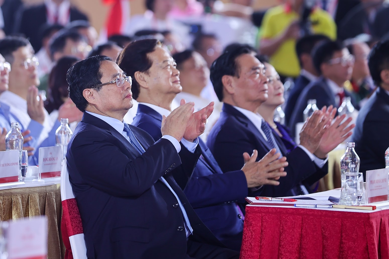 Thủ tướng Chính phủ Phạm Minh Chính, nguyên Thủ tướng Chính phủ Nguyễn Tấn Dũng, nguyên Thường trực Ban Bí thư Lê Hồng Anh dự lễ khởi công, khánh thành 250 công trình tại điểm cầu trung tâm - Ảnh: VGP Thủ tướng Chính phủ Phạm Minh Chính, nguyên Thủ tướng Chính phủ Nguyễn Tấn Dũng, nguyên Thường trực Ban Bí thư Lê Hồng Anh dự lễ khởi công, khánh thành 250 công trình tại điểm cầu trung tâm - Ảnh: VGP