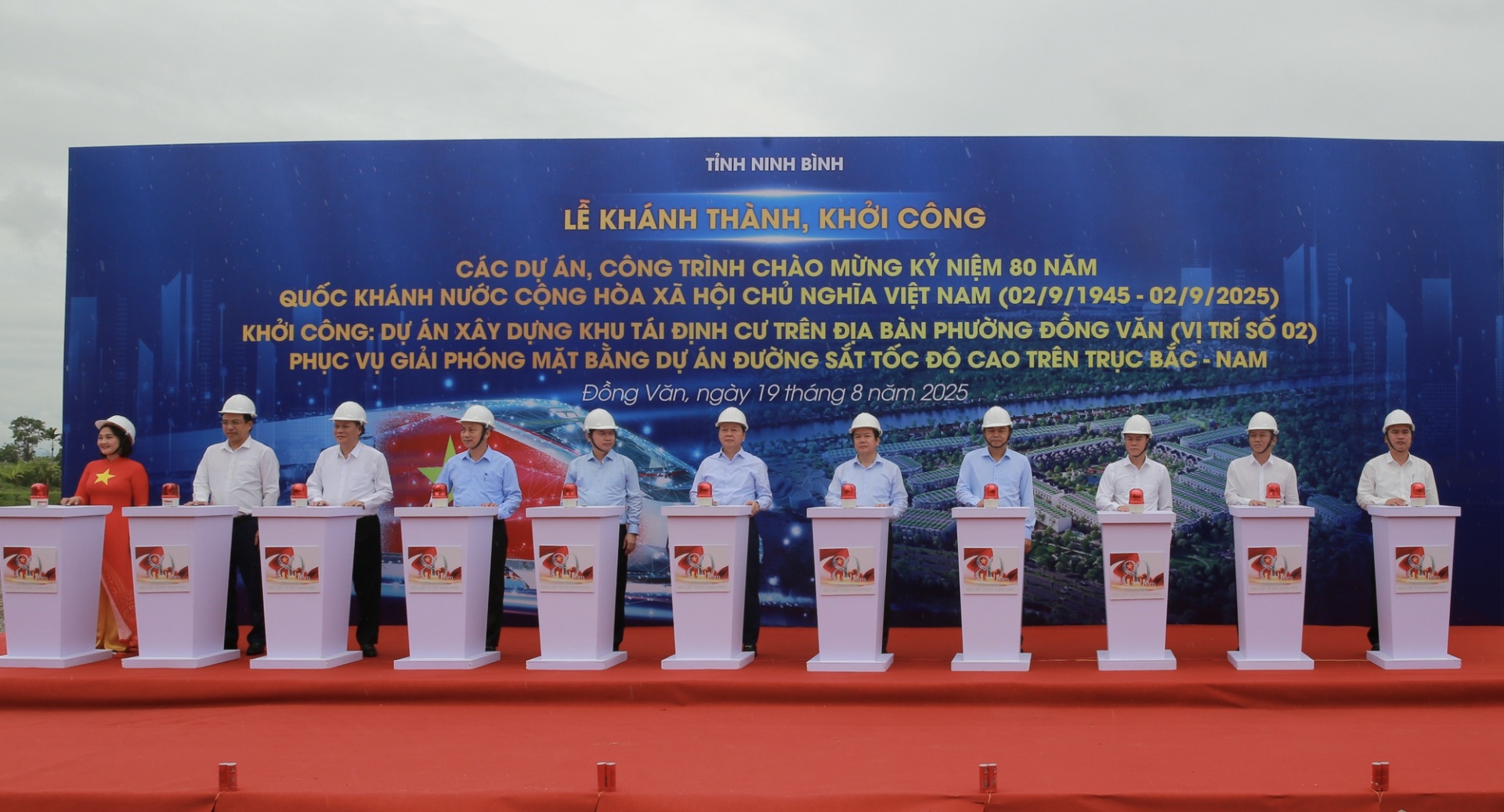 Phó Thủ tướng Trần Hồng Hà và các đại biểu thực hiện nghi thức khởi công Dự án Xây dựng khu tái định cư trên địa bàn phường Đồng Văn, Ninh Bình - Ảnh: VGP Phó Thủ tướng Trần Hồng Hà và các đại biểu thực hiện nghi thức khởi công Dự án Xây dựng khu tái định cư trên địa bàn phường Đồng Văn, Ninh Bình - Ảnh: VGP