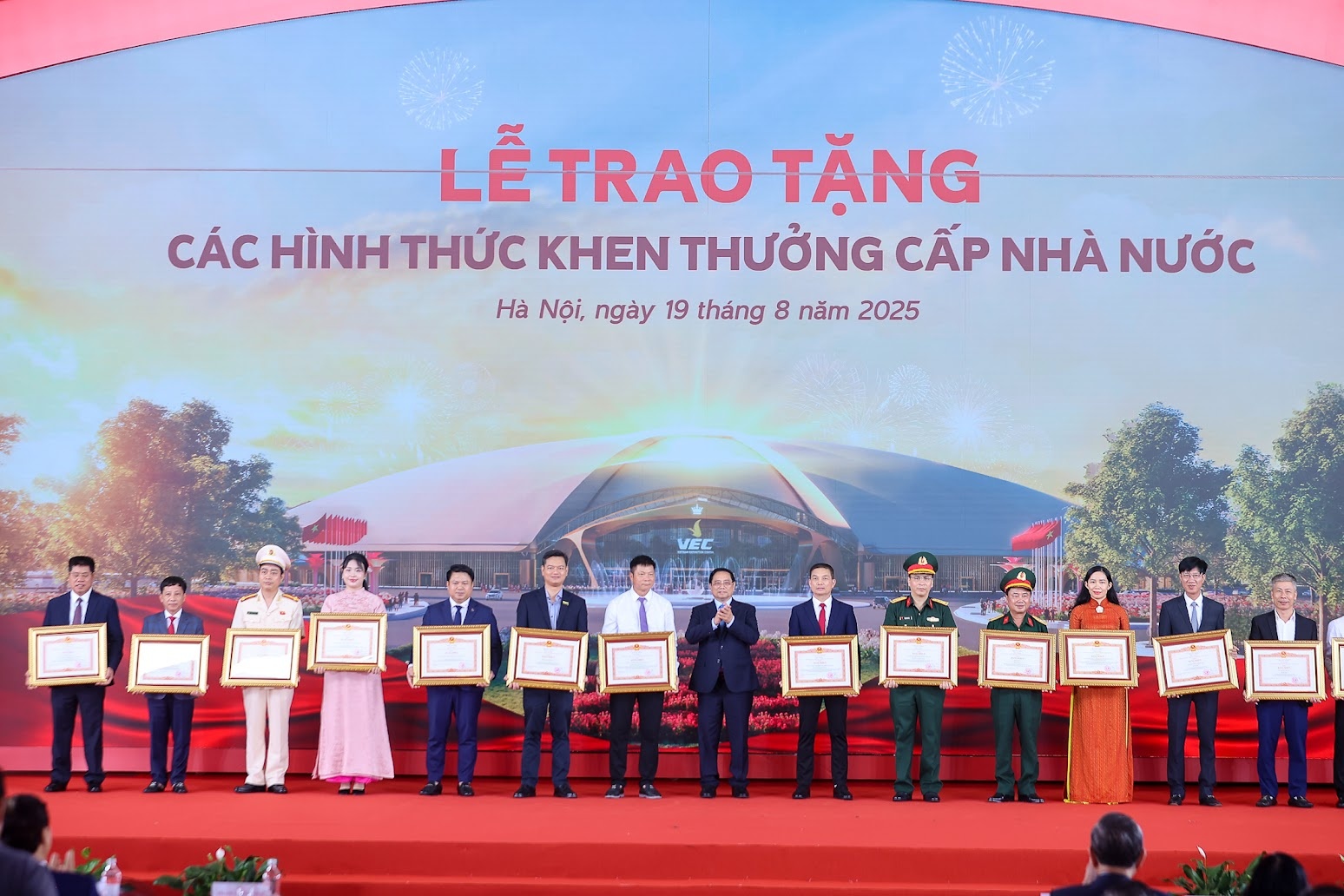 Tổng Bí thư Tô Lâm trao Huân chương Lao động hạng Nhất tặng Tập đoàn Vingroup vì thành tích đặc biệt xuất sắc trong việc tổ chức triển khai xây dựng Trung tâm Triển lãm Việt Nam - Ảnh: VGP/Nhật Bắc Tổng Bí thư Tô Lâm trao Huân chương Lao động hạng Nhất tặng Tập đoàn Vingroup vì thành tích đặc biệt xuất sắc trong việc tổ chức triển khai xây dựng Trung tâm Triển lãm Việt Nam - Ảnh: VGP/Nhật Bắc