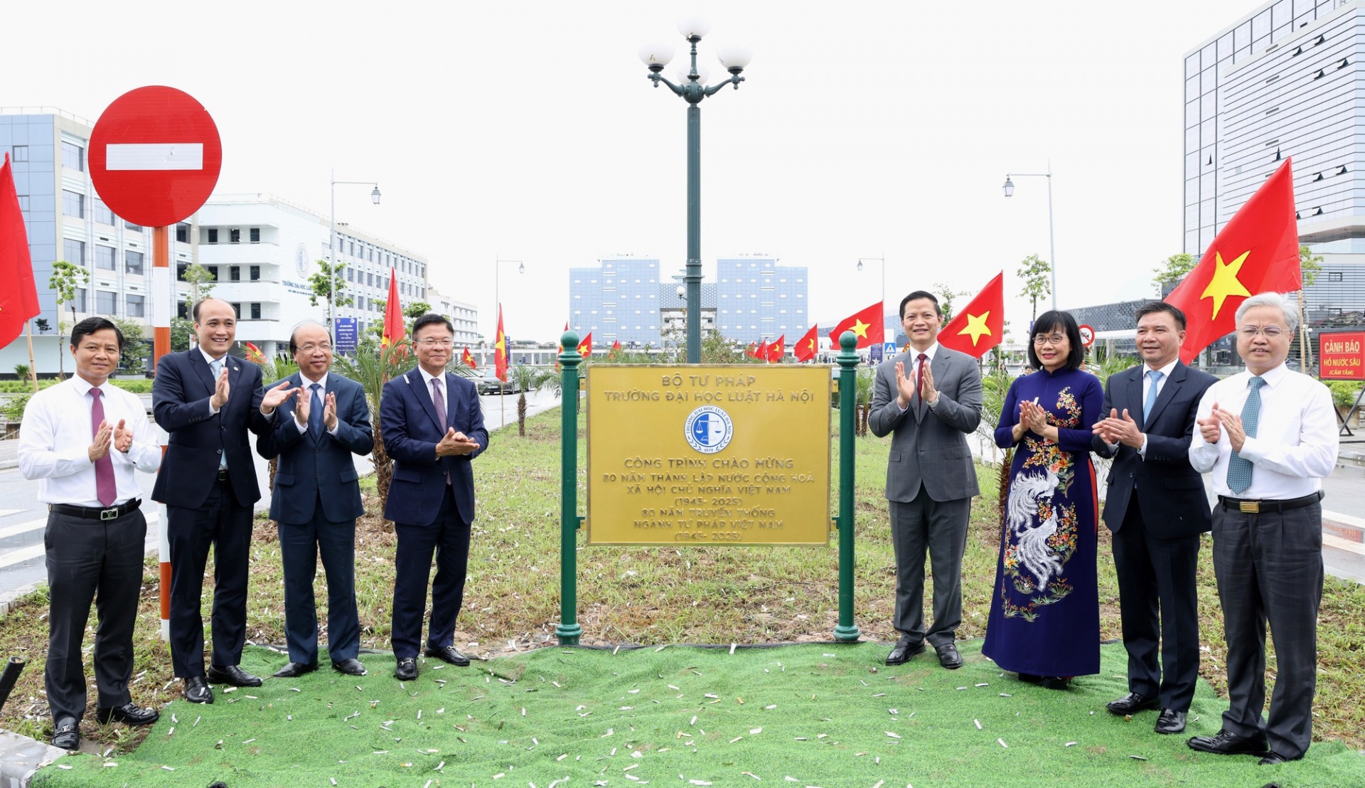 Phó Thủ tướng Lê Thành Long và các đại biểu thực hiện nghi thức gắn biển khánh thành dự án Đại học Luật Hà Nội tại Bắc Ninh - Ảnh: VGP Phó Thủ tướng Lê Thành Long và các đại biểu thực hiện nghi thức gắn biển khánh thành dự án Đại học Luật Hà Nội tại Bắc Ninh - Ảnh: VGP