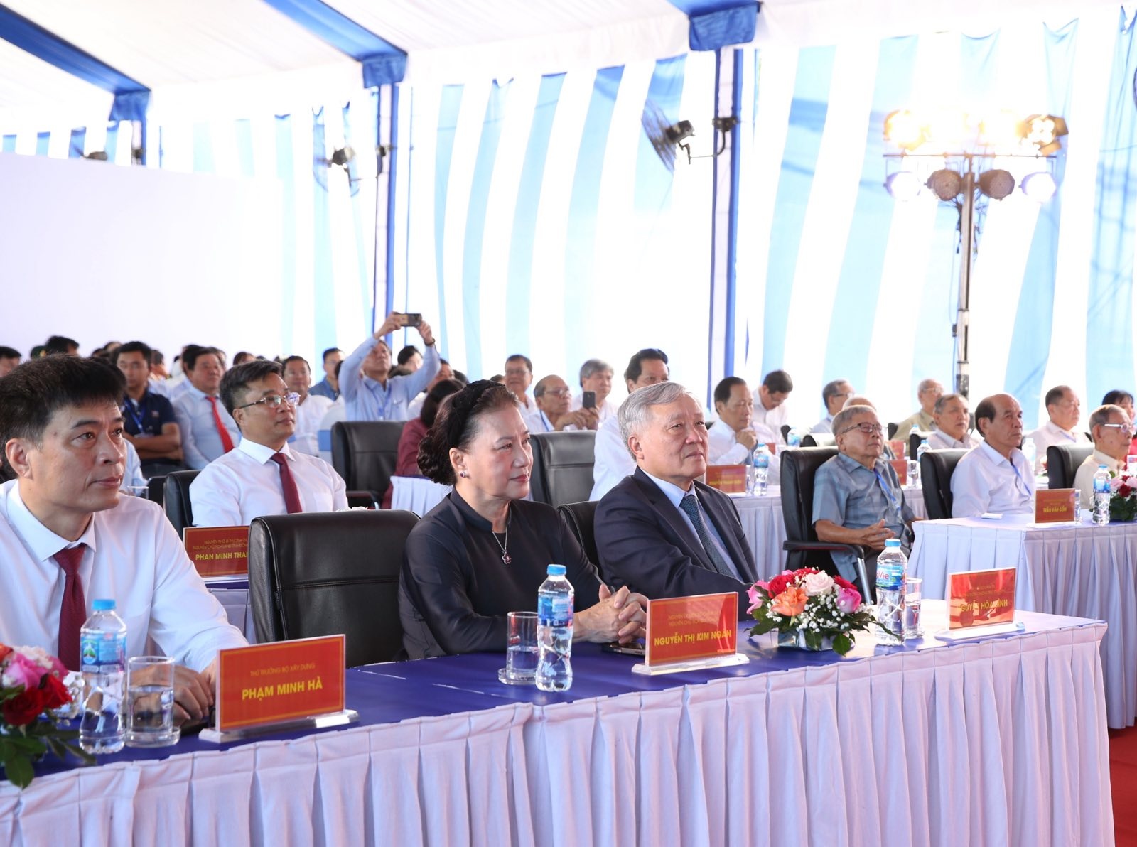 Nguyên Chủ tịch Quốc hội Nguyễn Thị Kim Ngân, Phó Thủ tướng Thường trực Chính phủ Nguyễn Hòa Bình dự lễ khánh thành dự án cầu Rạch Miễu 2 vượt sông Tiền nối Đồng Tháp với Vĩnh Long - Ảnh: VGP Nguyên Chủ tịch Quốc hội Nguyễn Thị Kim Ngân, Phó Thủ tướng Thường trực Chính phủ Nguyễn Hòa Bình dự lễ khánh thành dự án cầu Rạch Miễu 2 vượt sông Tiền nối Đồng Tháp với Vĩnh Long - Ảnh: VGP