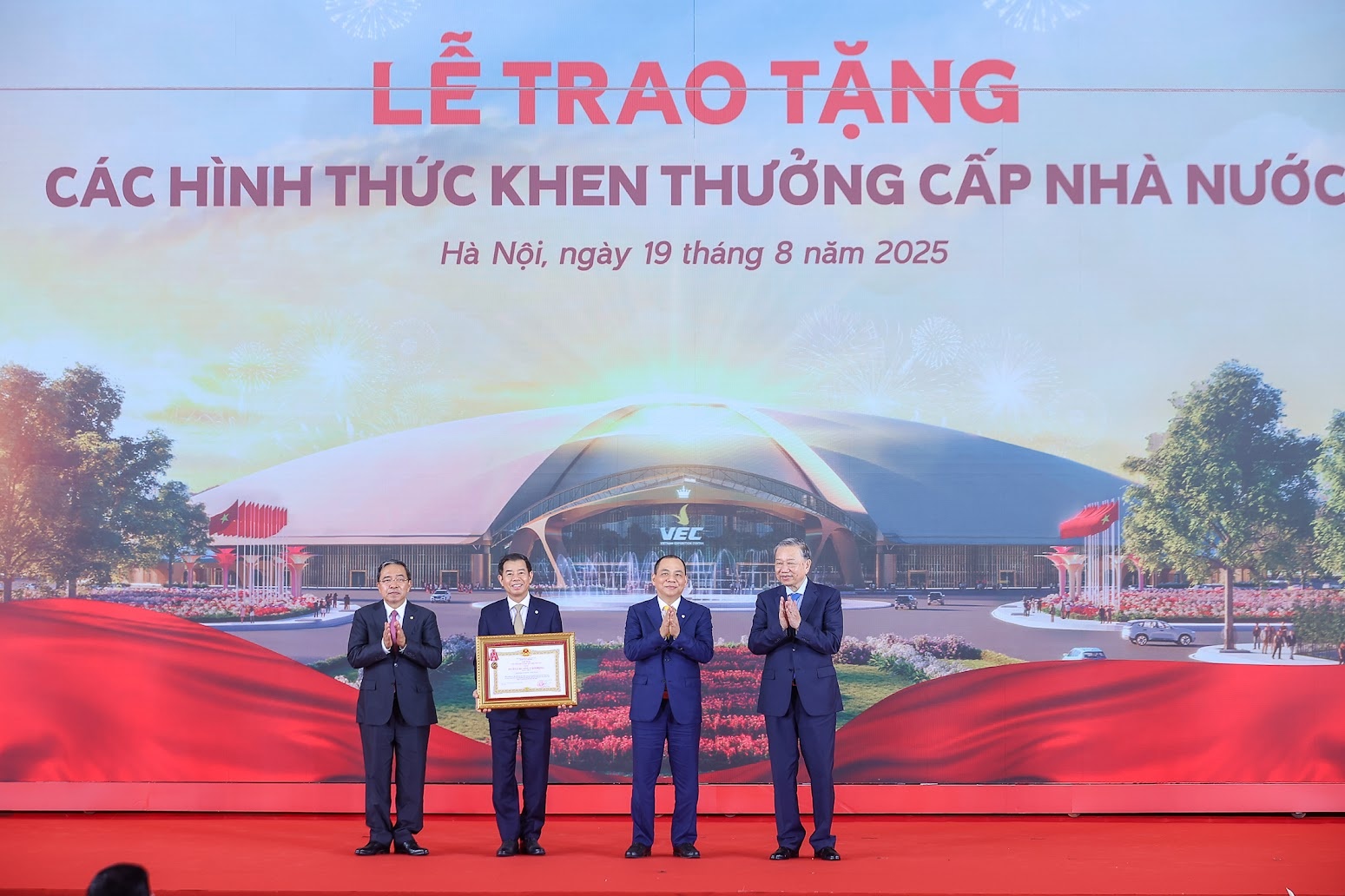 Tổng Bí thư Tô Lâm trao Huân chương Lao động hạng Nhất tặng Tập đoàn Vingroup vì thành tích đặc biệt xuất sắc trong việc tổ chức triển khai xây dựng Trung tâm Triển lãm Việt Nam - Ảnh: VGP Tổng Bí thư Tô Lâm trao Huân chương Lao động hạng Nhất tặng Tập đoàn Vingroup vì thành tích đặc biệt xuất sắc trong việc tổ chức triển khai xây dựng Trung tâm Triển lãm Việt Nam - Ảnh: VGP