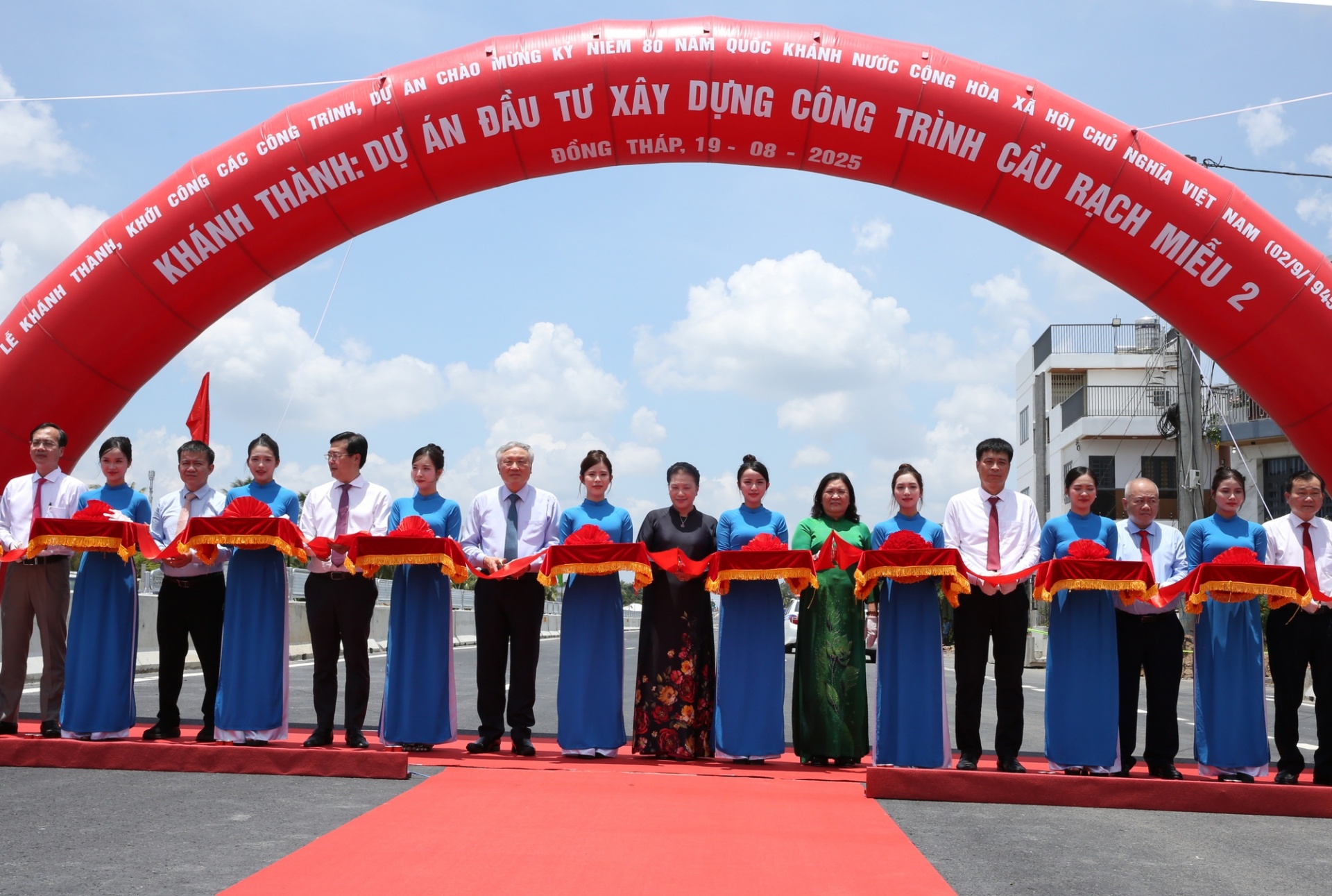 Nguyên Chủ tịch Quốc hội Nguyễn Thị Kim Ngân, Phó Thủ tướng Thường trực Chính phủ Nguyễn Hòa Bình cùng các đại biểu cắt băng lễ khánh thành dự án cầu Rạch Miễu 2 vượt sông Tiền nối Đồng Tháp với Vĩnh Long - Ảnh: VGP Nguyên Chủ tịch Quốc hội Nguyễn Thị Kim Ngân, Phó Thủ tướng Thường trực Chính phủ Nguyễn Hòa Bình cùng các đại biểu cắt băng lễ khánh thành dự án cầu Rạch Miễu 2 vượt sông Tiền nối Đồng Tháp với Vĩnh Long - Ảnh: VGP