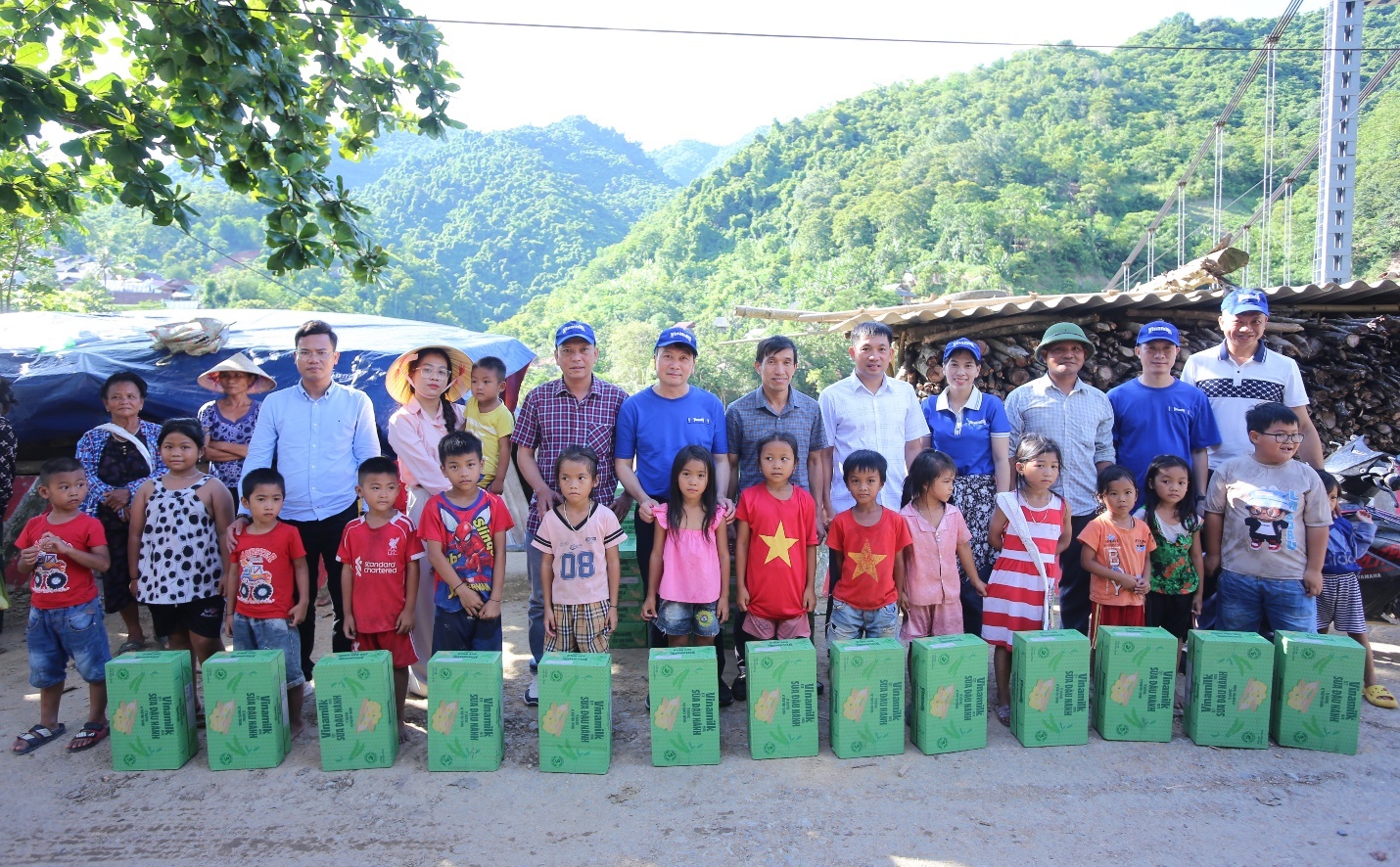 Vinamilk hỗ trợ đồng bào Nghệ An khắc phục hậu quả thiên tai Vinamilk hỗ trợ đồng bào Nghệ An khắc phục hậu quả thiên tai
