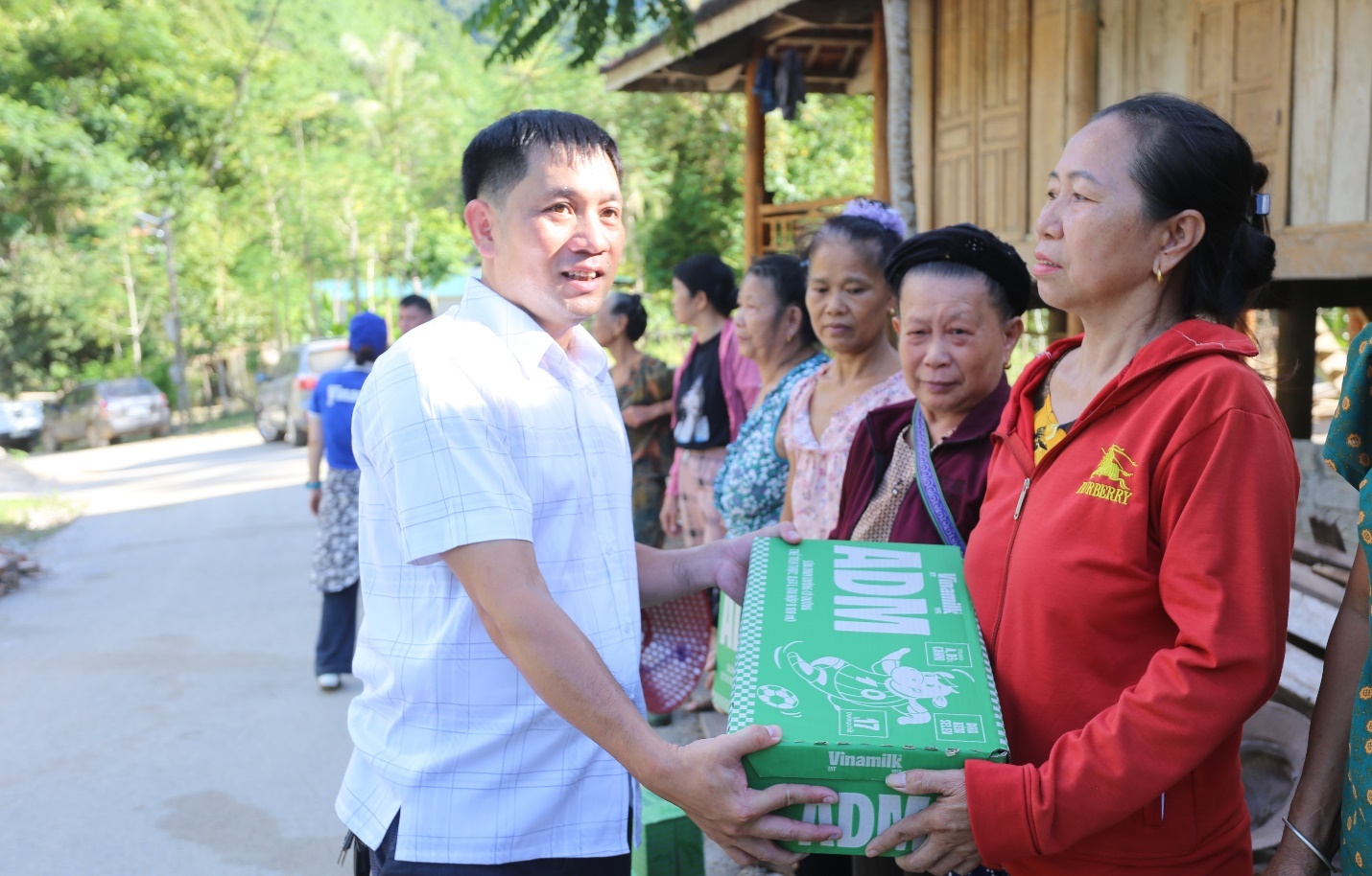 Vinamilk hỗ trợ đồng bào Nghệ An khắc phục hậu quả thiên tai Vinamilk hỗ trợ đồng bào Nghệ An khắc phục hậu quả thiên tai