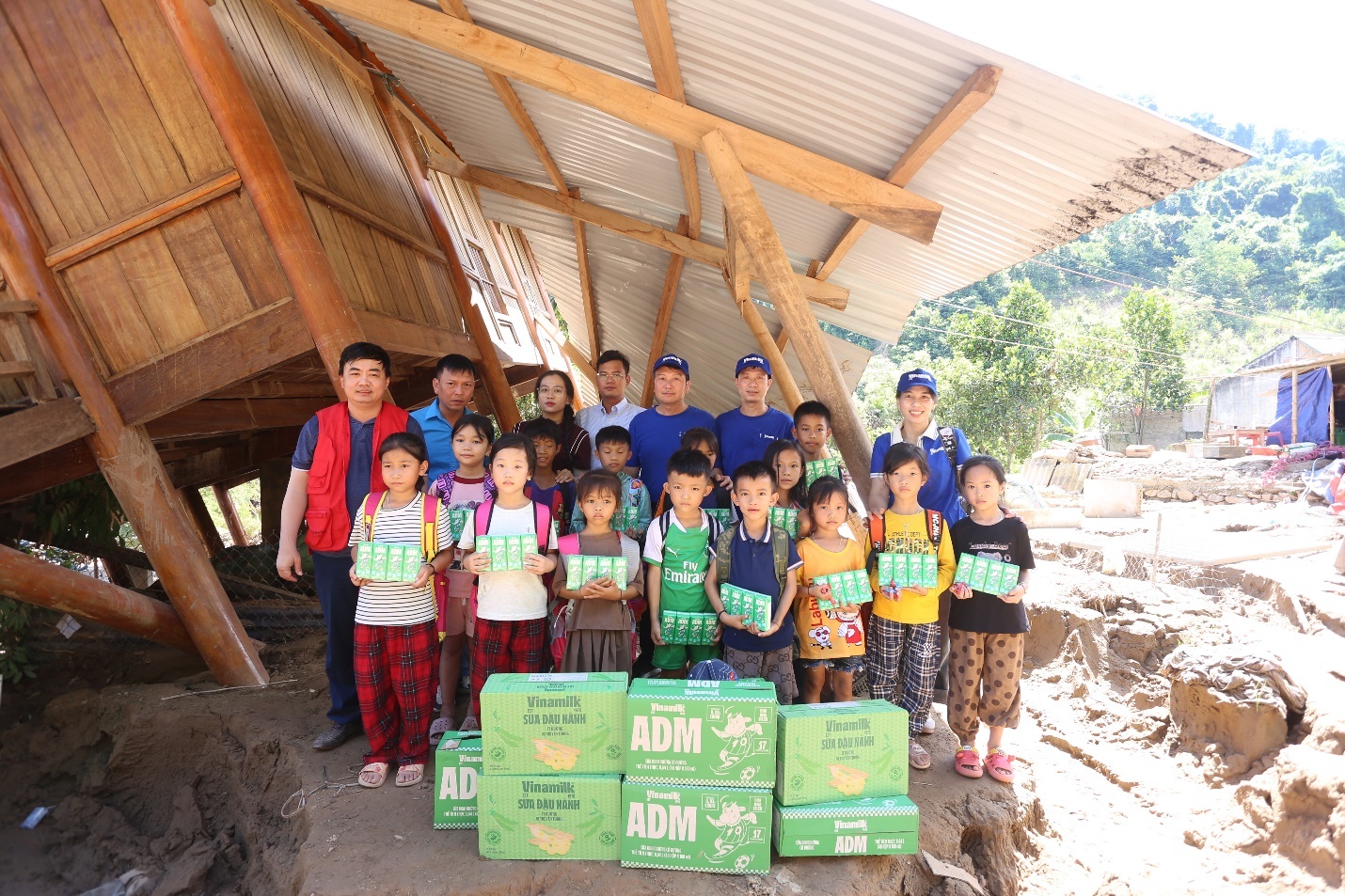 Vinamilk hỗ trợ đồng bào Nghệ An khắc phục hậu quả thiên tai Vinamilk hỗ trợ đồng bào Nghệ An khắc phục hậu quả thiên tai