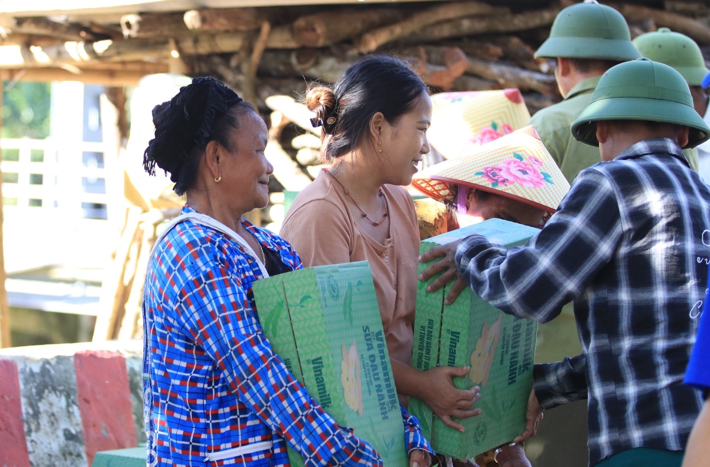 Vinamilk hỗ trợ đồng bào Nghệ An khắc phục hậu quả thiên tai Vinamilk hỗ trợ đồng bào Nghệ An khắc phục hậu quả thiên tai