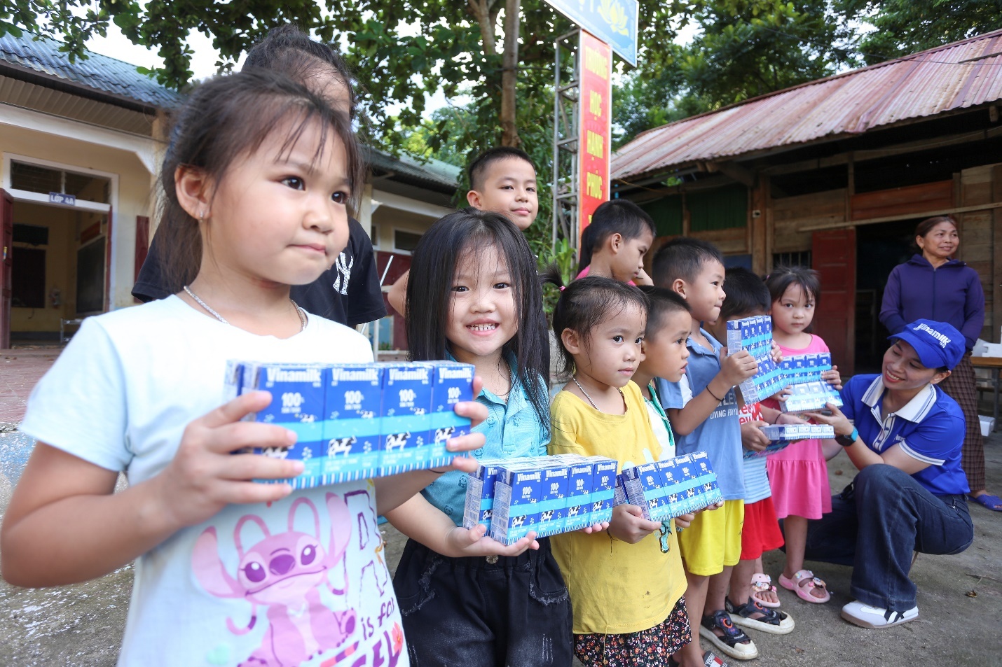 Vinamilk hỗ trợ đồng bào Nghệ An khắc phục hậu quả thiên tai Vinamilk hỗ trợ đồng bào Nghệ An khắc phục hậu quả thiên tai