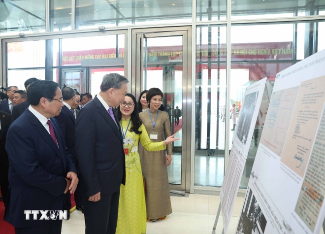 Tổng Bí thư Tô Lâm và Thủ tướng Phạm Minh Chính cùng các đại biểu tham quan trưng bày ảnh về hoạt động của Chính phủ qua các thời kỳ do TTXVN thực hiện. (Ảnh: TTXVN) Tổng Bí thư Tô Lâm và Thủ tướng Phạm Minh Chính cùng các đại biểu tham quan trưng bày ảnh về hoạt động của Chính phủ qua các thời kỳ do TTXVN thực hiện. (Ảnh: TTXVN)