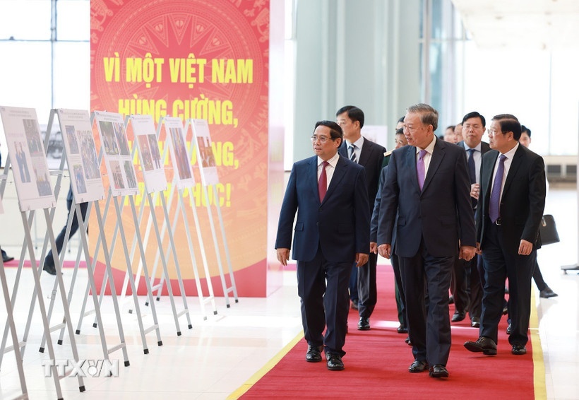Tổng Bí thư Tô Lâm và Thủ tướng Phạm Minh Chính cùng các đại biểu tham quan trưng bày ảnh về hoạt động của Chính phủ qua các thời kỳ do TTXVN thực hiện. (Ảnh: TTXVN) Tổng Bí thư Tô Lâm và Thủ tướng Phạm Minh Chính cùng các đại biểu tham quan trưng bày ảnh về hoạt động của Chính phủ qua các thời kỳ do TTXVN thực hiện. (Ảnh: TTXVN)