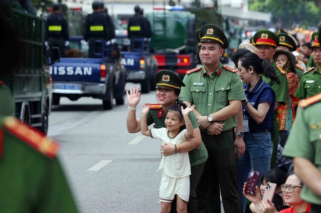 Hà Nội đảm bảo cung ứng nhu yếu phẩm (nước uống, lương khô, bánh ăn liền), chỗ che mưa, nắng, các tuyến xe buýt phục vụ miễn phí nhân dân và du khách, nhất là người già, dịp 2/9. Ảnh: VGP Hà Nội đảm bảo cung ứng nhu yếu phẩm (nước uống, lương khô, bánh ăn liền), chỗ che mưa, nắng, các tuyến xe buýt phục vụ miễn phí nhân dân và du khách, nhất là người già, dịp 2/9. Ảnh: VGP