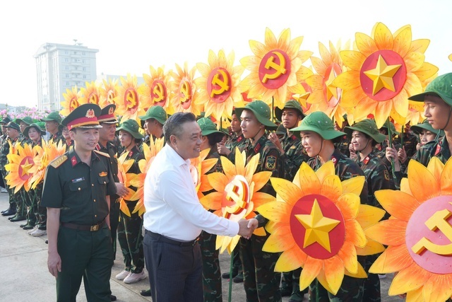 Chủ tịch UBND TP Hà Nội Trần Sỹ Thanh thăm, tặng quà, động viên các lực lượng tham gia tập luyện chuẩn bị cho Lễ kỷ niệm diễu binh, diễu hành dịp 2/9. Ảnh:VGP Chủ tịch UBND TP Hà Nội Trần Sỹ Thanh thăm, tặng quà, động viên các lực lượng tham gia tập luyện chuẩn bị cho Lễ kỷ niệm diễu binh, diễu hành dịp 2/9. Ảnh:VGP