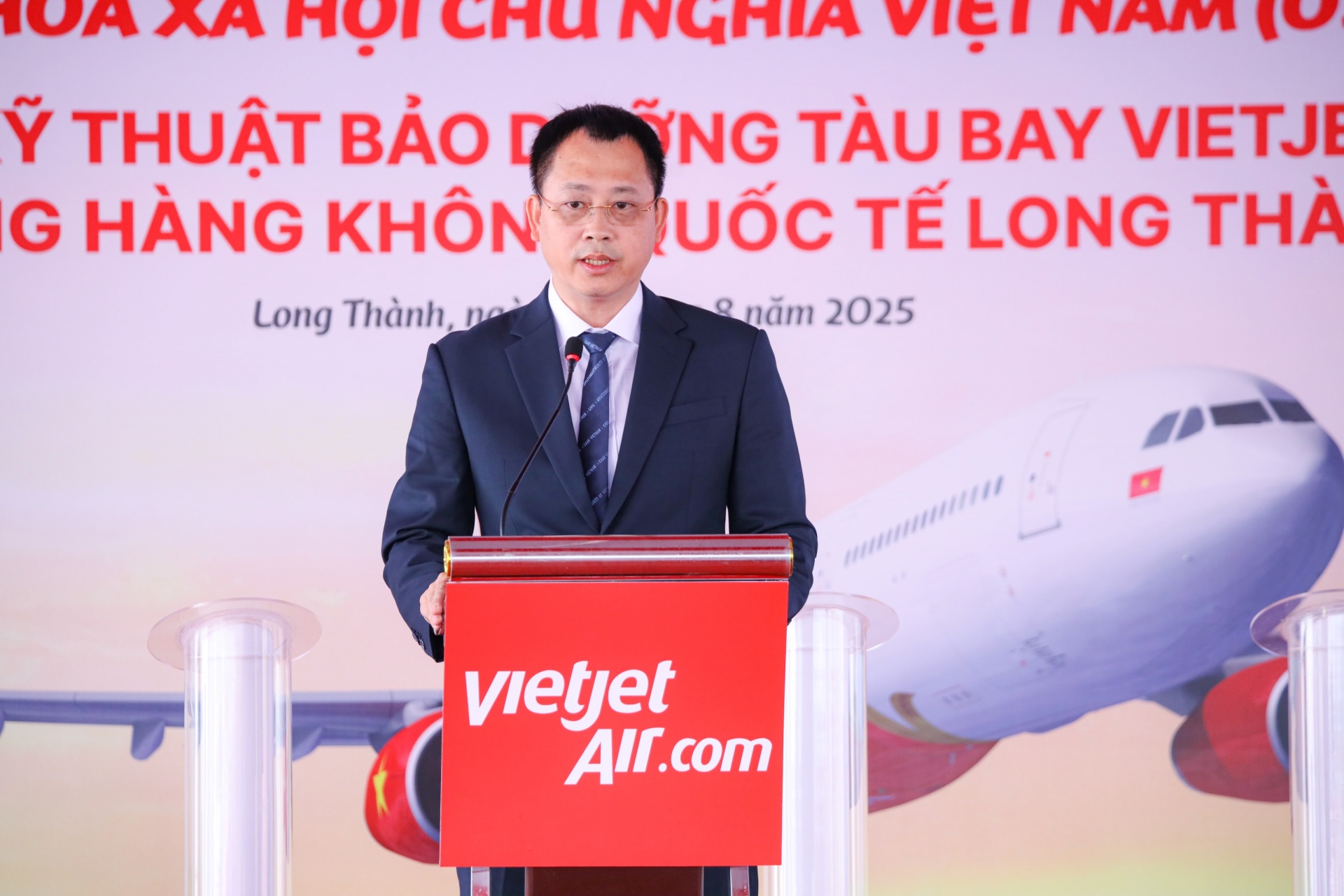 Phó Cục trưởng Cục Hàng không Việt Nam Đỗ Hồng Cẩm chúc mừng Vietjet khởi công dự án Trung tâm Kỹ thuật Bảo dưỡng Tàu bay