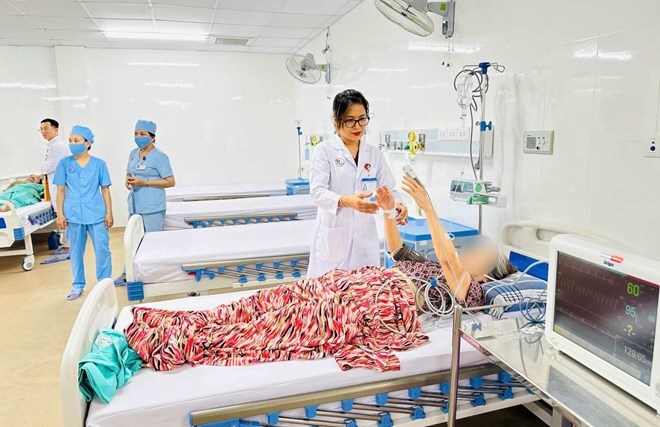 Các bác sĩ Khoa Đột quỵ, Bệnh viện Đa khoa Khánh Hòa cứu thành công cụ bà 80 tuổi bị đột quỵ, liệt nửa người phục hồi sau 4h. Ảnh: Phương Linh Các bác sĩ Khoa Đột quỵ, Bệnh viện Đa khoa Khánh Hòa cứu thành công cụ bà 80 tuổi bị đột quỵ, liệt nửa người phục hồi sau 4h. Ảnh: Phương Linh