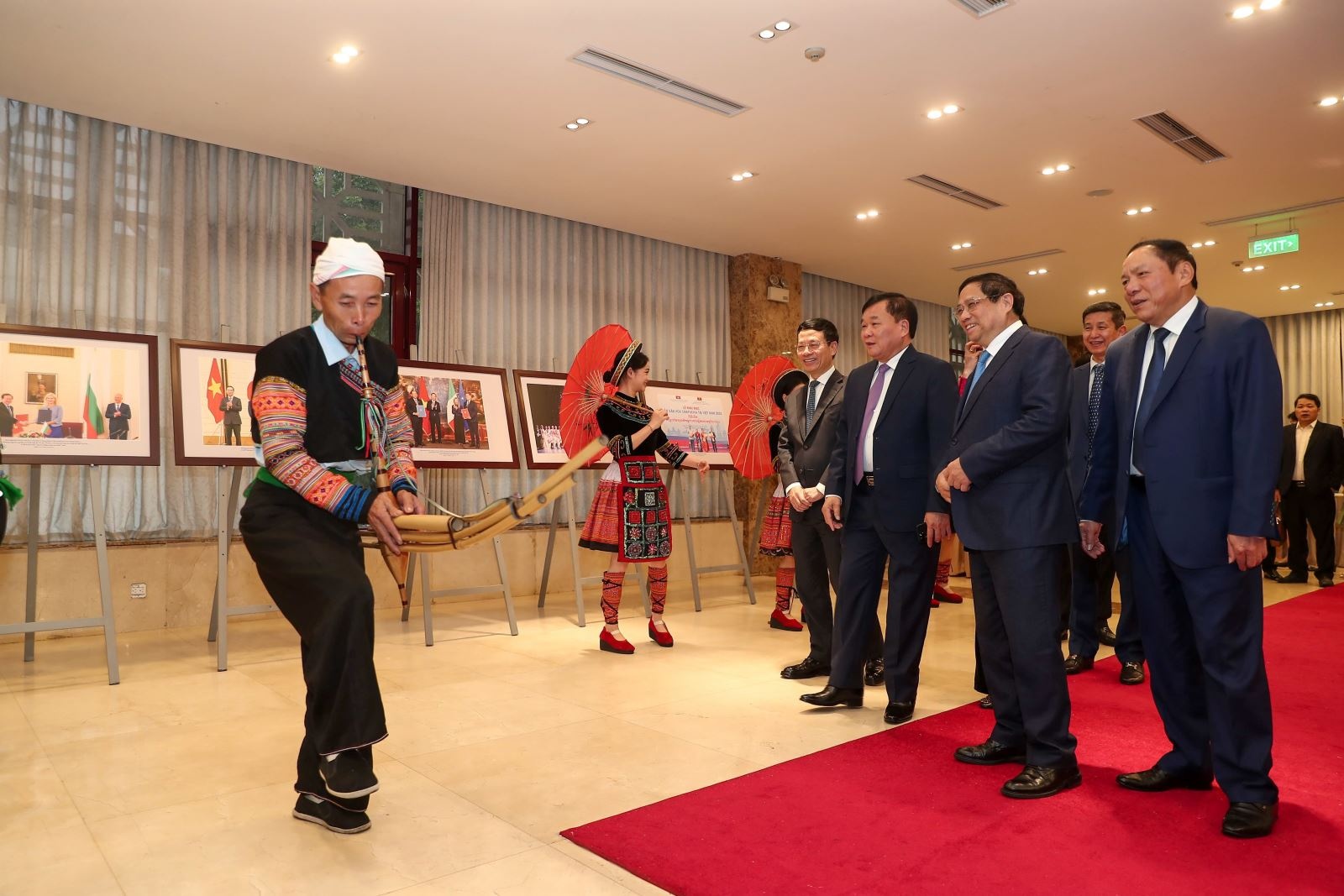 Thủ tướng Chính phủ Phạm Minh Chính và Bộ trưởng Bộ VHTTDL Nguyễn Văn Hùng, cùng các đại biểu xem nghệ nhân trình diễn trong không gian trưng bày ảnh về thành tựu của ngành VHTTDL năm 2023 - Ảnh: Nam Nguyễn Thủ tướng Chính phủ Phạm Minh Chính và Bộ trưởng Bộ VHTTDL Nguyễn Văn Hùng, cùng các đại biểu xem nghệ nhân trình diễn trong không gian trưng bày ảnh về thành tựu của ngành VHTTDL năm 2023 - Ảnh: Nam Nguyễn