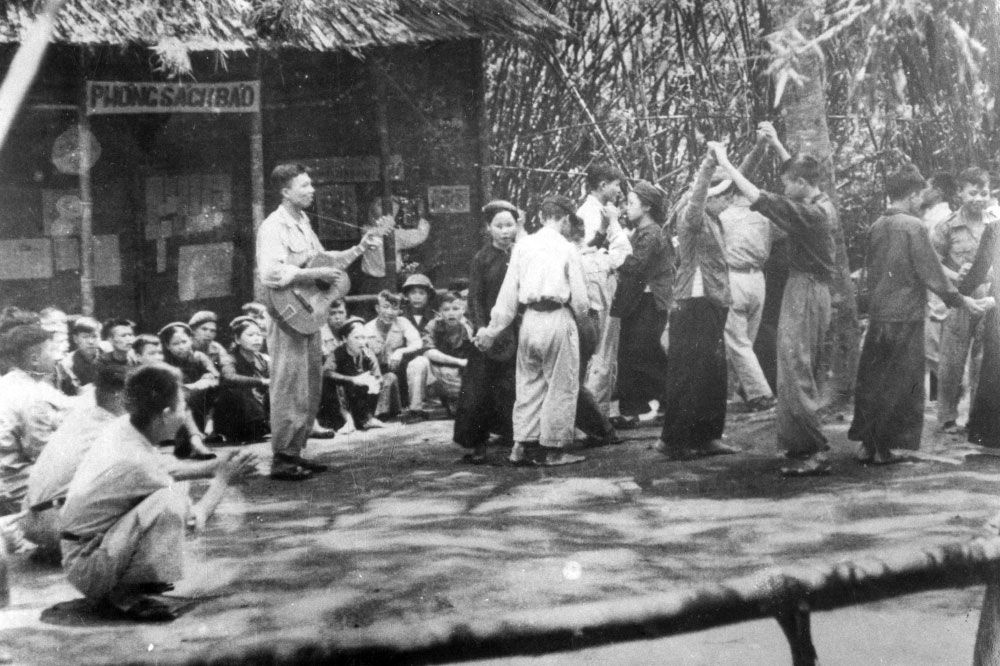 Sinh hoạt văn nghệ của cơ quan trong kháng chiến chống Pháp - Ảnh tư liệu Sinh hoạt văn nghệ của cơ quan trong kháng chiến chống Pháp - Ảnh tư liệu