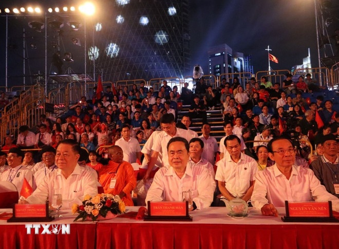 Chủ tịch nước Lương Cường tham dự tại điểm cầu Thủ đô Hà Nội, Thủ tướng Chính phủ Phạm Minh Chính dự tại điểm cầu thành phố Huế, Chủ tịch Quốc hội Trần Thanh Mẫn dự tại điểm cầu Thành phố Hồ Chí Minh. (Ảnh: TTXVN)