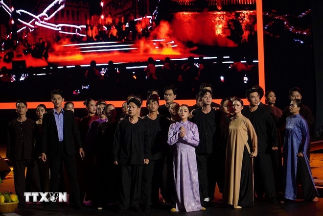   Biểu diễn nghệ thuật trong chương trình tại điểm cầu Bến Nhà Rồng (Thành phố Hồ Chí Minh). (Ảnh: TTXVN)