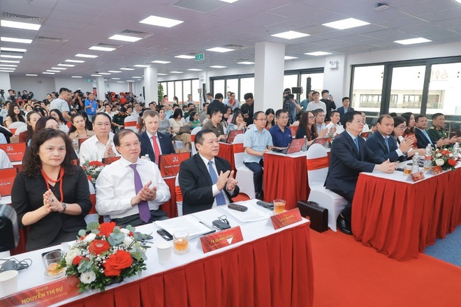 Phó Thủ tướng Mai Văn Chính và các đại biểu dự lễ khai trương Trung tâm báo chí triển lãm. (Ảnh: TTXVN) Phó Thủ tướng Mai Văn Chính và các đại biểu dự lễ khai trương Trung tâm báo chí triển lãm. (Ảnh: TTXVN)