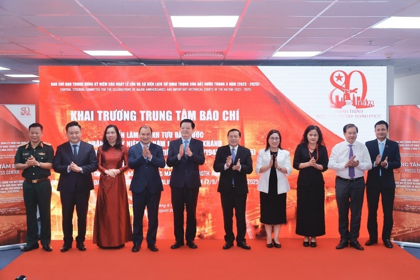 Phó Thủ tướng Mai Văn Chính và đại biểu thực hiện nghi thức khai trương Trung tâm báo chí triển lãm. (Ảnh: TTXVN) Phó Thủ tướng Mai Văn Chính và đại biểu thực hiện nghi thức khai trương Trung tâm báo chí triển lãm. (Ảnh: TTXVN)