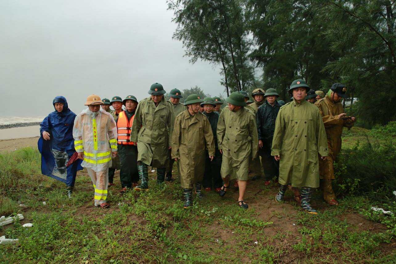 Phó Thủ tướng đi thị sát, kiểm tra một số tuyến đê biển xung yếu - Ảnh: VGP Phó Thủ tướng đi thị sát, kiểm tra một số tuyến đê biển xung yếu - Ảnh: VGP