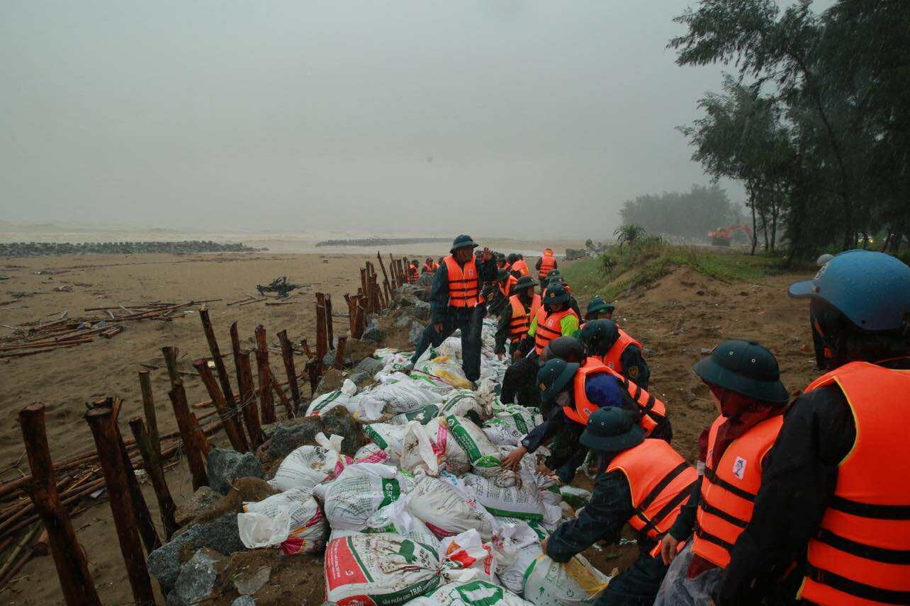 Các lực lượng chức năng gia cố đê kè trước giờ bão đổ bộ - Ảnh: VGP Các lực lượng chức năng gia cố đê kè trước giờ bão đổ bộ - Ảnh: VGP