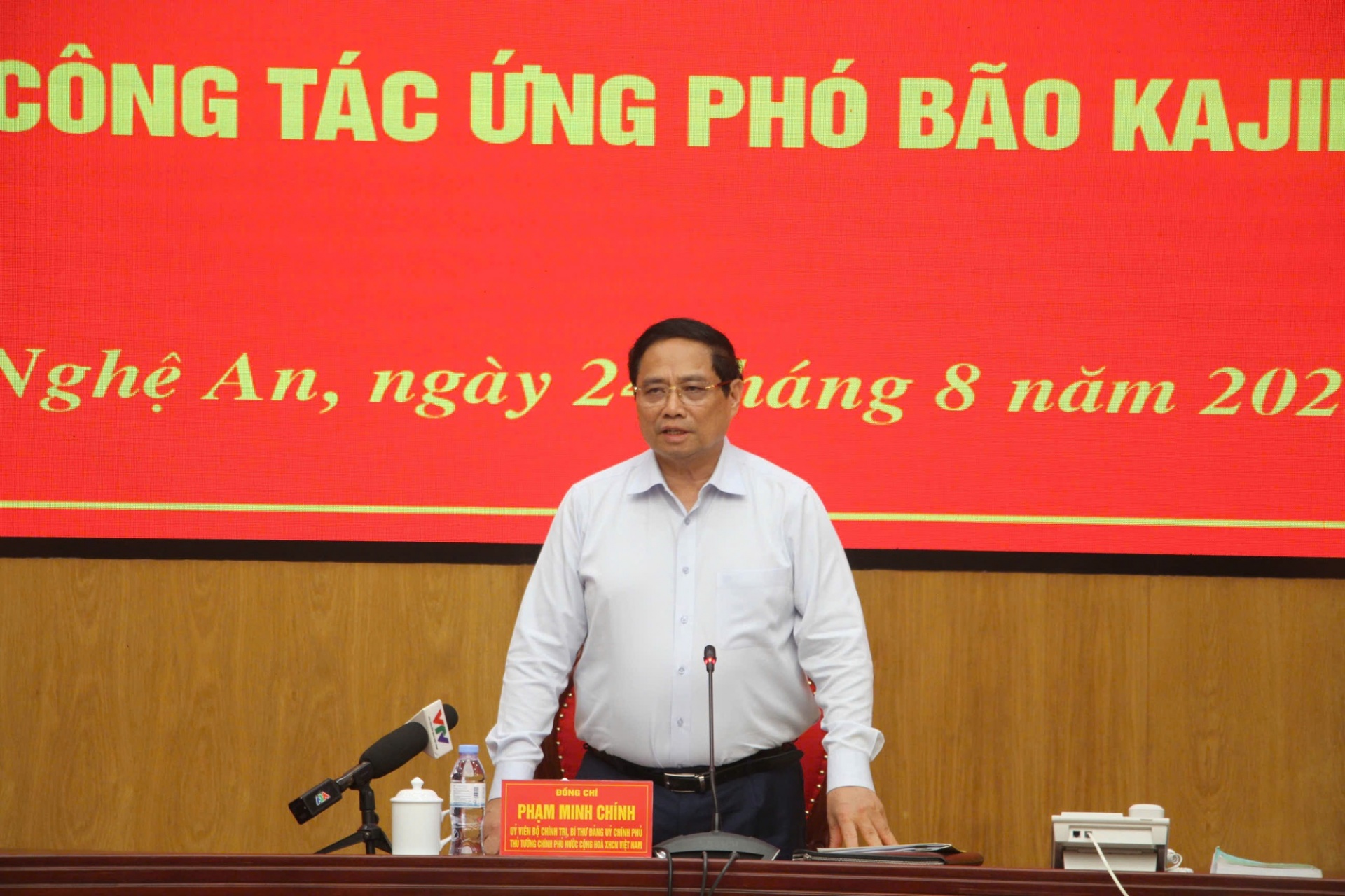   Thủ tướng nêu rõ, công tác chuẩn bị phải kỹ lưỡng, từ sớm từ xa, ngay từ khi mà bão chưa vào - Ảnh VGP