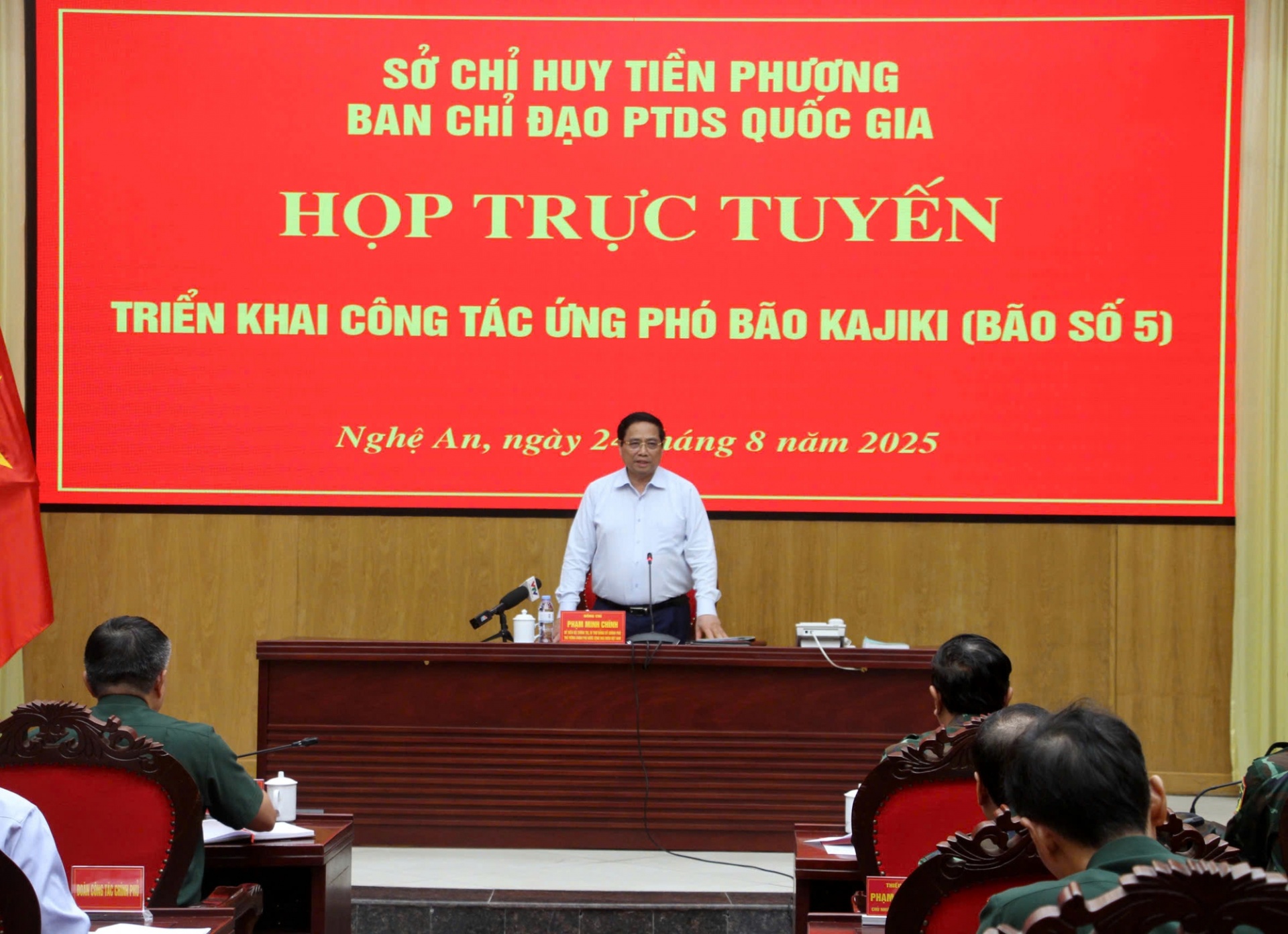   Thủ tướng yêu cầu tuyệt đối không chủ quan, lơ là, tiếp tục lãnh đạo, chỉ đạo sát sao, phải quyết liệt, thường xuyên, phải dứt khoát, với mục tiêu là đặt tính mạng của người dân lên trên hết, trước hết - Ảnh VGP
