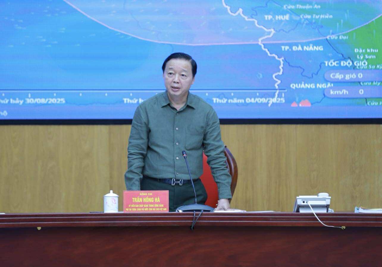 Phó Thủ tướng Trần Hồng Hà họp Ban Chỉ đạo tiền phương về ứng phó bão số 5 (bão Kajiki), đặt tại Trung tâm chỉ huy Quân khu 4, kết nối trực tuyến với điểm cầu ban chỉ huy quân sự các tỉnh Thanh Hoá, Nghệ An, Hà Tĩnh, Quảng Trị, TP. Huế, Trung tâm quốc gia Điều hành tìm kiếm cứu nạn, Cục Khí tượng - Thuỷ văn, và một số địa bàn trọng điểm... - Ảnh: VGP Phó Thủ tướng Trần Hồng Hà họp Ban Chỉ đạo tiền phương về ứng phó bão số 5 (bão Kajiki), đặt tại Trung tâm chỉ huy Quân khu 4, kết nối trực tuyến với điểm cầu ban chỉ huy quân sự các tỉnh Thanh Hoá, Nghệ An, Hà Tĩnh, Quảng Trị, TP. Huế, Trung tâm quốc gia Điều hành tìm kiếm cứu nạn, Cục Khí tượng - Thuỷ văn, và một số địa bàn trọng điểm... - Ảnh: VGP