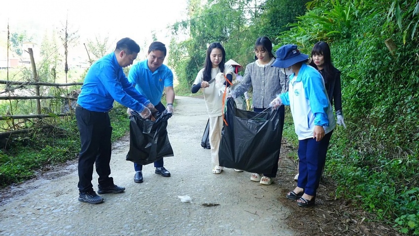 Sa Pa – Lào Cai: Gần 100 cán bộ và nhân dân hưởng ứng “Ngày chủ nhật sạch – vì môi trường xanh, sạch, đẹp” hướng tới kỷ niệm 80 năm Quốc khánh 2/9 Sa Pa – Lào Cai: Gần 100 cán bộ và nhân dân hưởng ứng “Ngày chủ nhật sạch – vì môi trường xanh, sạch, đẹp” hướng tới kỷ niệm 80 năm Quốc khánh 2/9