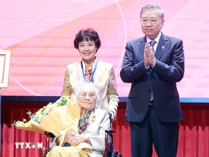 Tổng Bí thư Tô Lâm trao danh hiệu Anh hùng Lao động cho đồng chí Nguyễn Thị Bình, nguyên Ủy viên Trung ương Đảng, nguyên Phó Chủ tịch nước, nguyên Bộ Trưởng Bộ Ngoại giao Chính phủ cách mạng lâm thời Cộng hòa miền Nam Việt Nam. (Ảnh: TTXVN) Tổng Bí thư Tô Lâm trao danh hiệu Anh hùng Lao động cho đồng chí Nguyễn Thị Bình, nguyên Ủy viên Trung ương Đảng, nguyên Phó Chủ tịch nước, nguyên Bộ Trưởng Bộ Ngoại giao Chính phủ cách mạng lâm thời Cộng hòa miền Nam Việt Nam. (Ảnh: TTXVN)