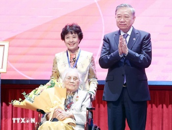 Trao danh hiệu Anh hùng lao động cho nguyên Phó Chủ tịch nước Nguyễn Thị Bình