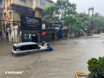 Hà Nội nhiều tuyến phố bị ngập úng cục bộ, đề phòng sạt lở ở ngoại thành