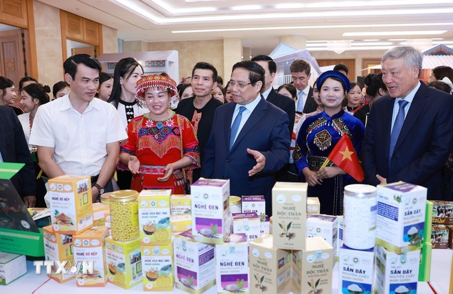   Thủ tướng Phạm Minh Chính tham quan trưng sản phẩm OCOP tại Hội nghị tổng kết Chương trình và Phong trào thi đua “Cả nước chung tay xóa nhà tạm, nhà dột nát”. (Ảnh: TTXVN)