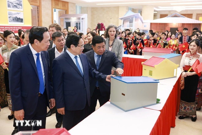   Thủ tướng Phạm Minh Chính tham quan mô hình thiết kế nhà tại các địa phương. (Ảnh: TTXVN)